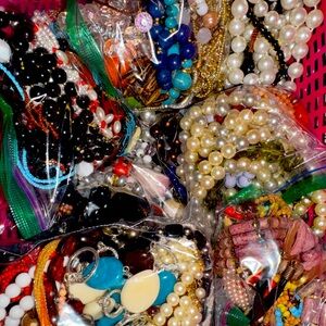 Bag of jewelry 25-40 pieces in each bundle